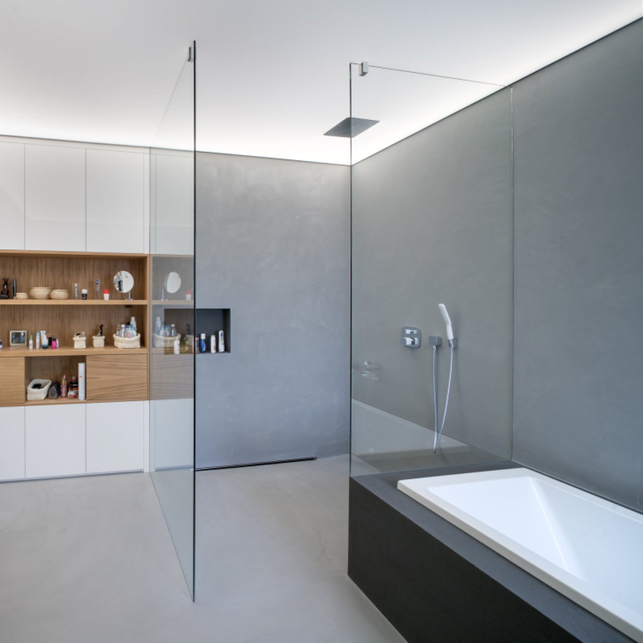 Skleněný sprchový kout v moderní koupelně