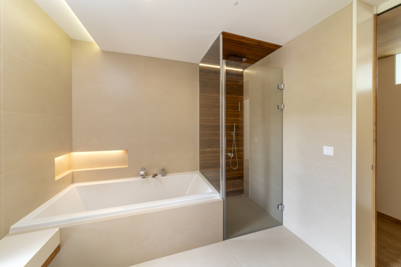 Elegantní skleněný sprchový kout v rohu koupelny