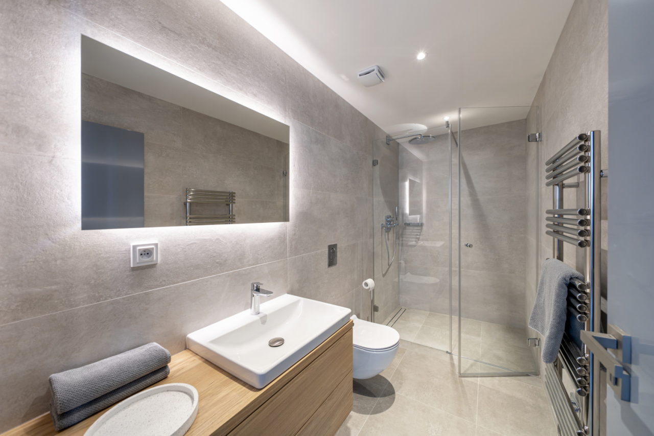 Moderní koupelna se skleněným sprchovým koutem