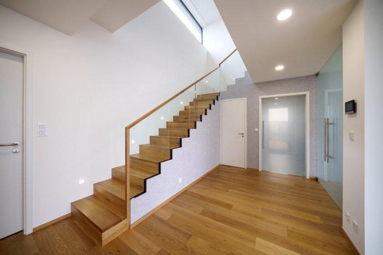 Skleněné zábradlí se skrytým kotvením u schodiště v moderním rodinném domě