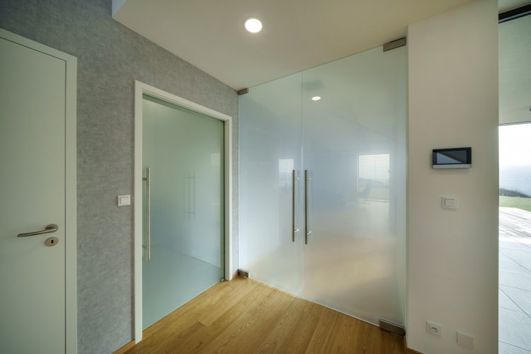 Dvojice skleněných dveří v moderním domě
