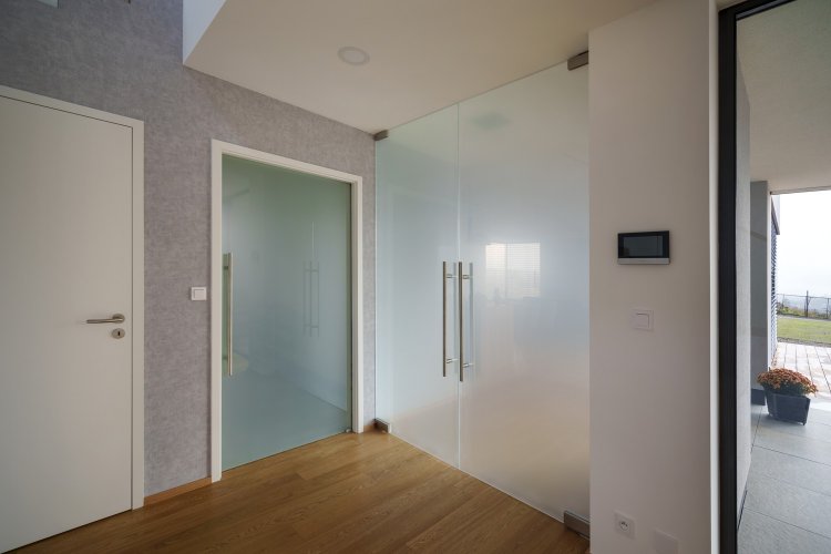 Pohled na skleněné dveře - moderní prvek interiéru
